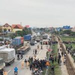 Hiện trường vụ tai nạn xe tải thảm khốc ở Hải Dương, nơi đoàn người đi viếng nghĩa trang bị tông.