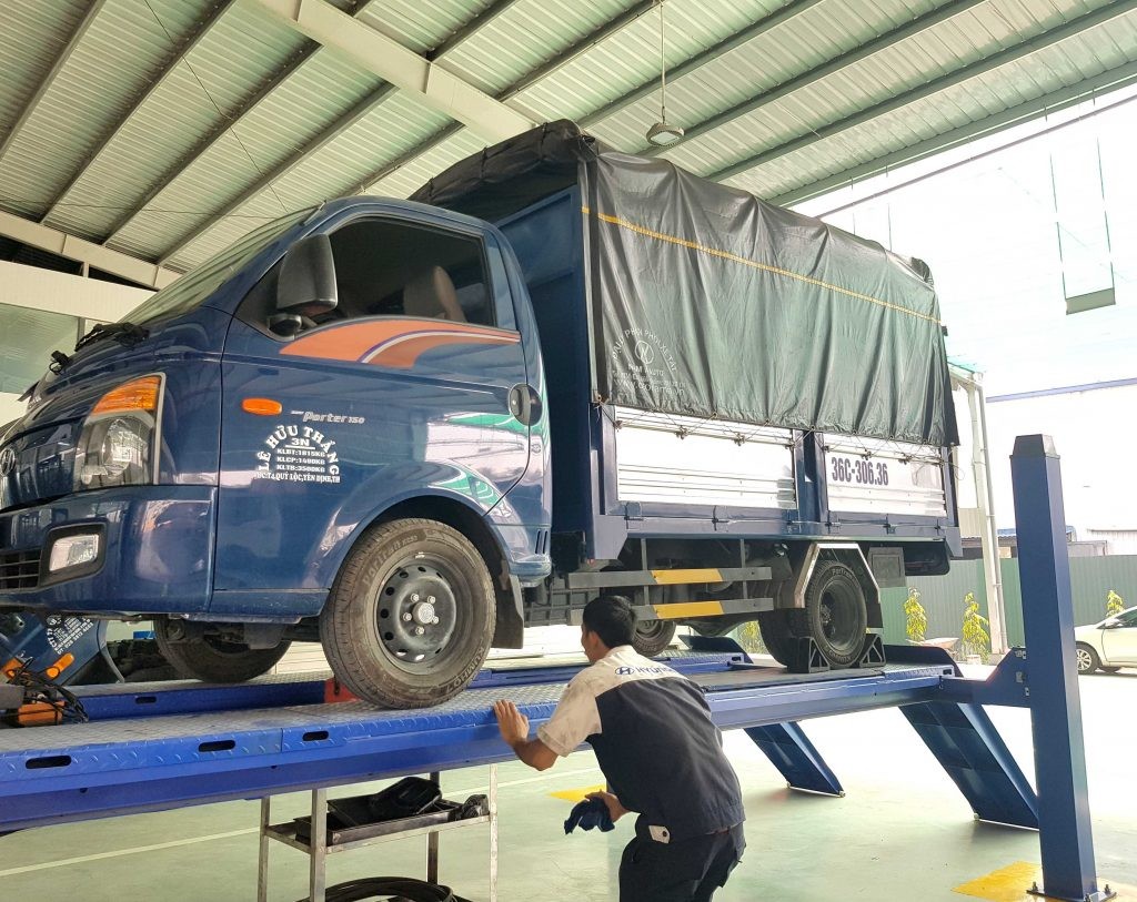 Thợ sửa xe tải đang kiểm tra động cơ