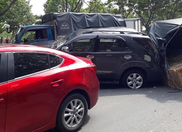 Hiện trường vụ tai nạn liên hoàn trên đại lộ Mai Chí Thọ.
