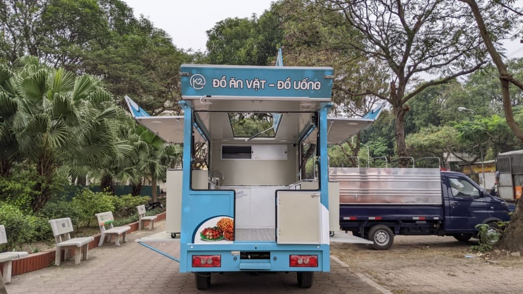 alt text: Quầy bán hàng bên trong xe tải lưu động