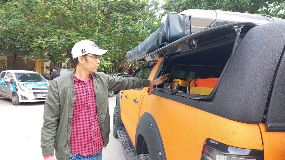 Anh Hậu giới thiệu về các thiết bị có trong chiếc xe ô tô camping mới được độ xong.