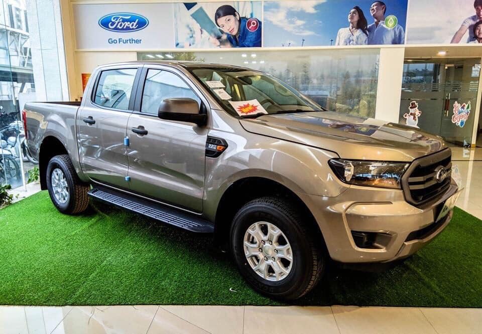 ภาพมุมใกล้ของช่องรับอากาศและเส้นสายที่นูนขึ้นบนตัวรถ Ford Ranger XLS 2.2L AT 2021 เน้นรูปลักษณ์ที่แข็งแกร่ง