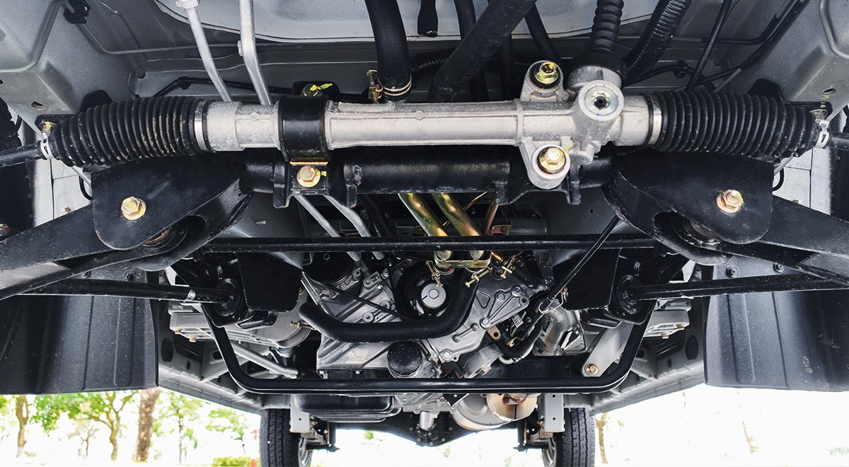 Detail van de motorruimte van de Thaco Foton 990kg vrachtwagen