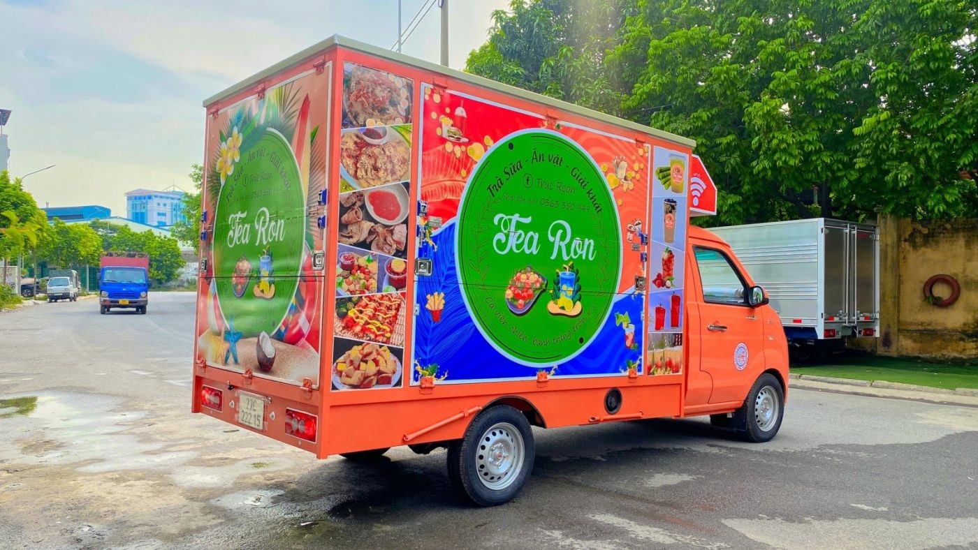 Food truck de thé au lait T30 se déplaçant avec agilité dans les rues.