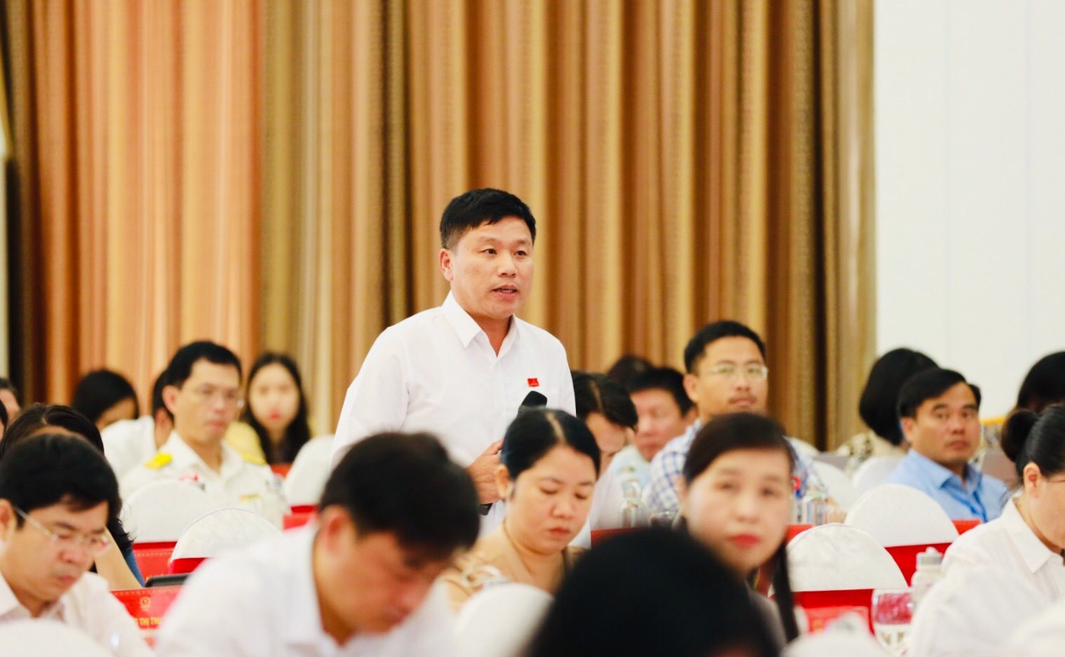 Ông Hoàng Phú Hiến – Giám đốc Sở Giao thông vận tải trả lời ý kiến của cử tri