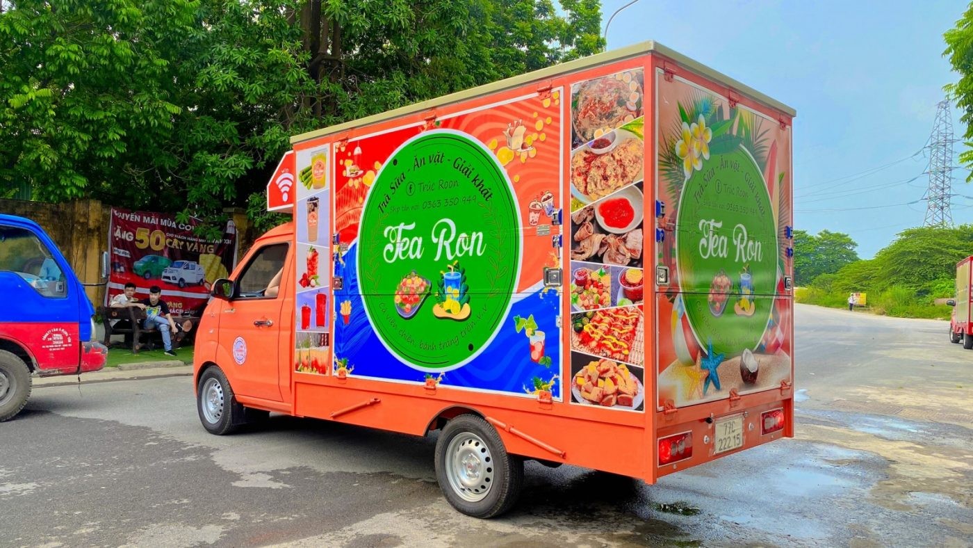 Espace intérieur de la caisse du food truck de thé au lait T30, facile à aménager en comptoir de préparation.