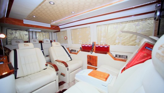 ภาพมุมกว้างของห้องโดยสารผู้โดยสารในรถตู้ Mercedes Sprinter 313 รุ่น Limousine