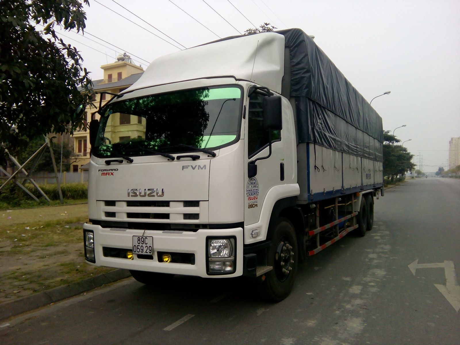 Mui lướt gió xe tải Isuzu FVM, tăng tính thẩm mỹ và giảm lực cản gió.
