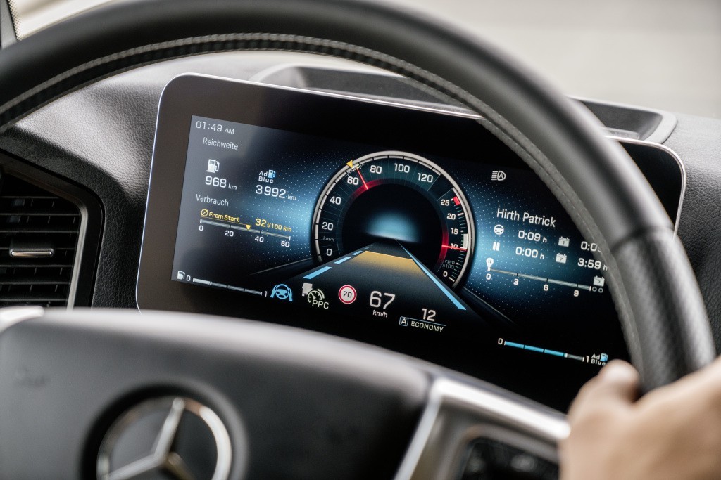 Khoang cabin xe tải Mercedes-Benz Actros 2019 tiện nghi và hiện đại với Multimedia Cockpit