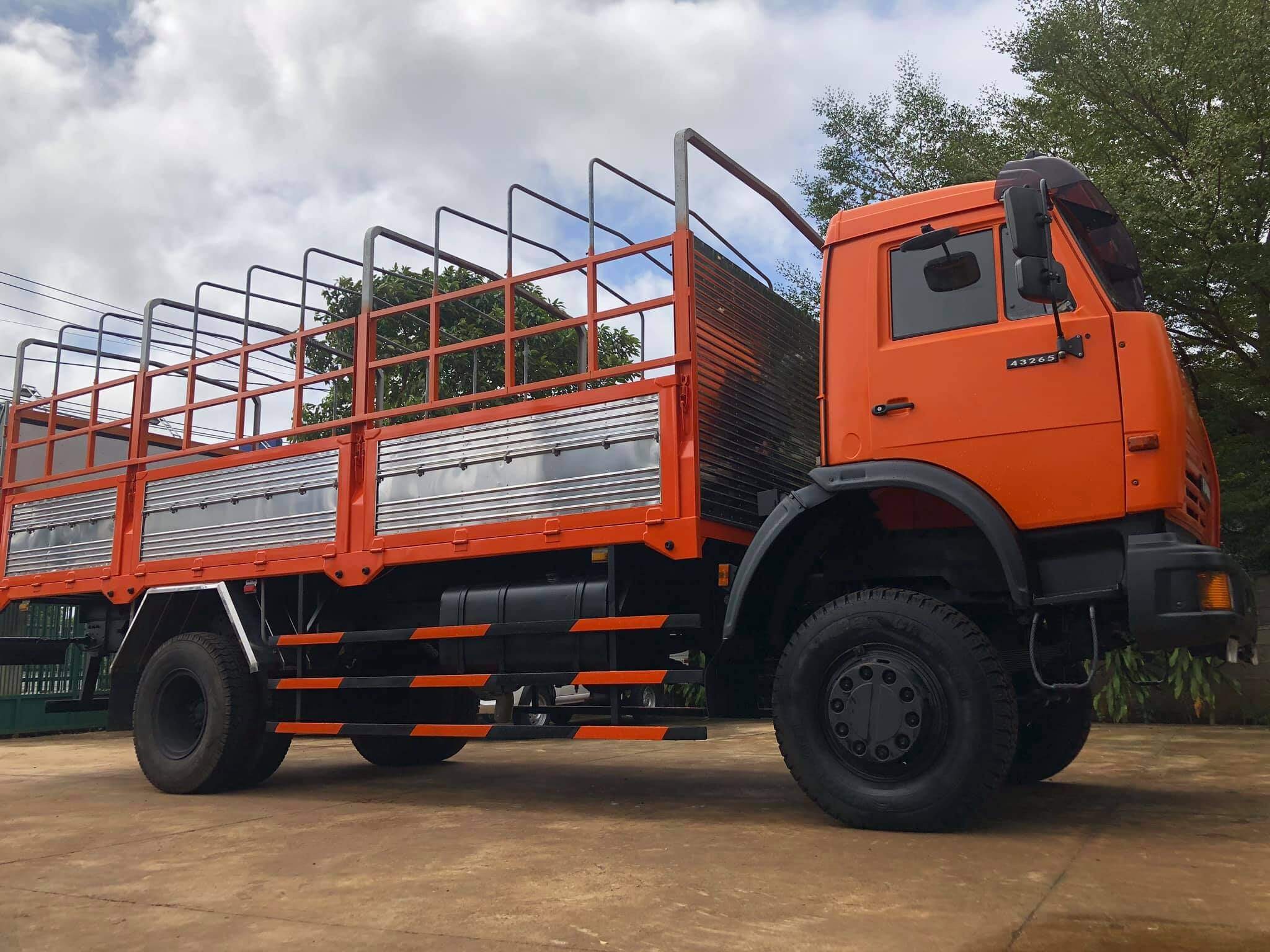 Xe tải thùng Kamaz 43265 4x4 mạnh mẽ vượt địa hình