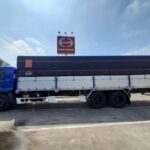 Xe tải Hino 15 tấn thùng lửng mạnh mẽ trên đường trường