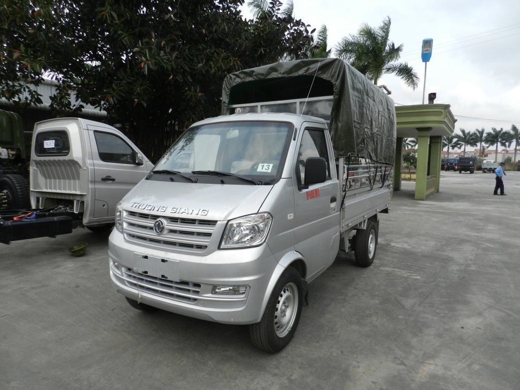 Camión Dongfeng DFSK con caja y toldo