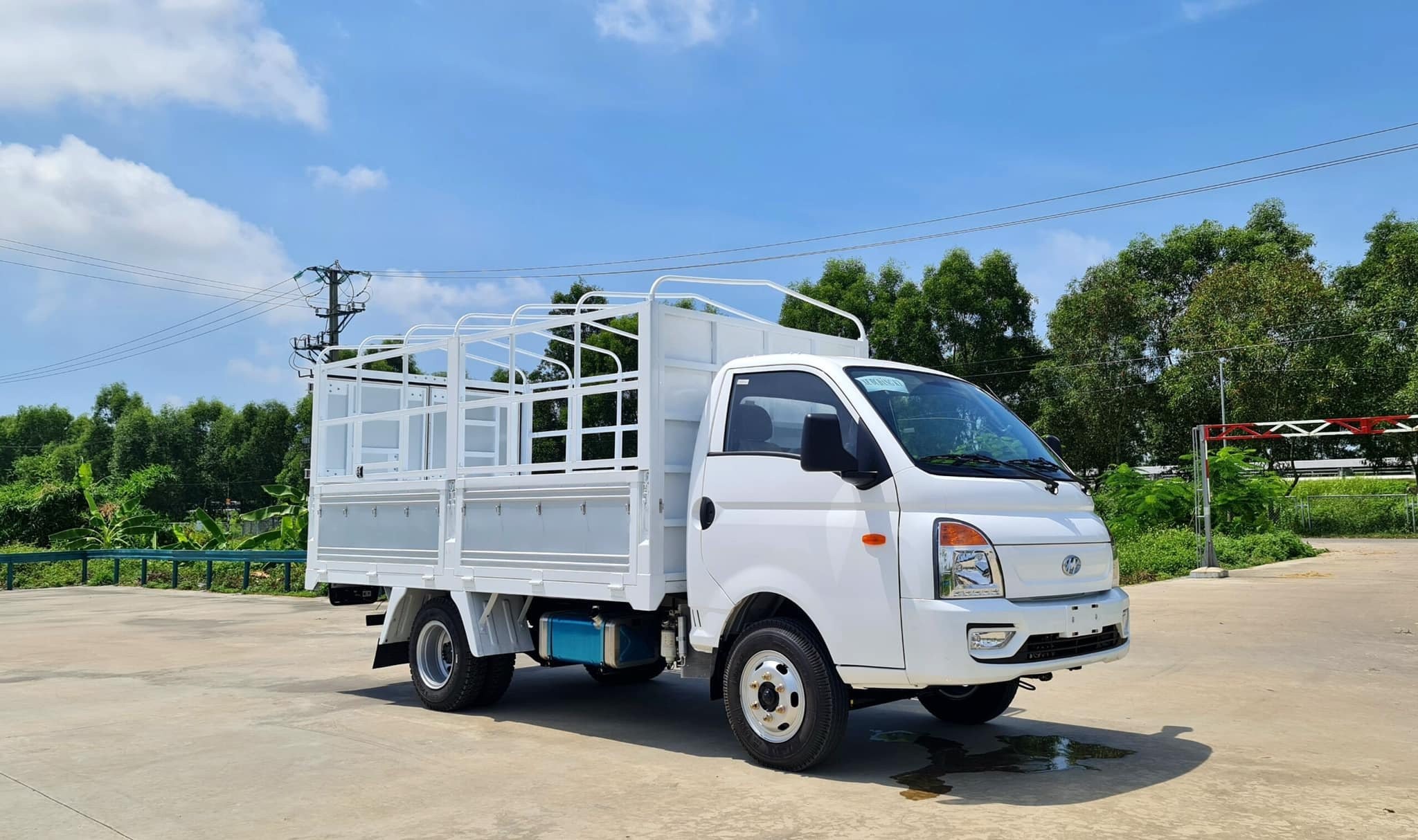 Camion plateau Chiến Thắng 3.15 tonnes à cabine carrée, conception robuste, bonne capacité de charge dans son segment.