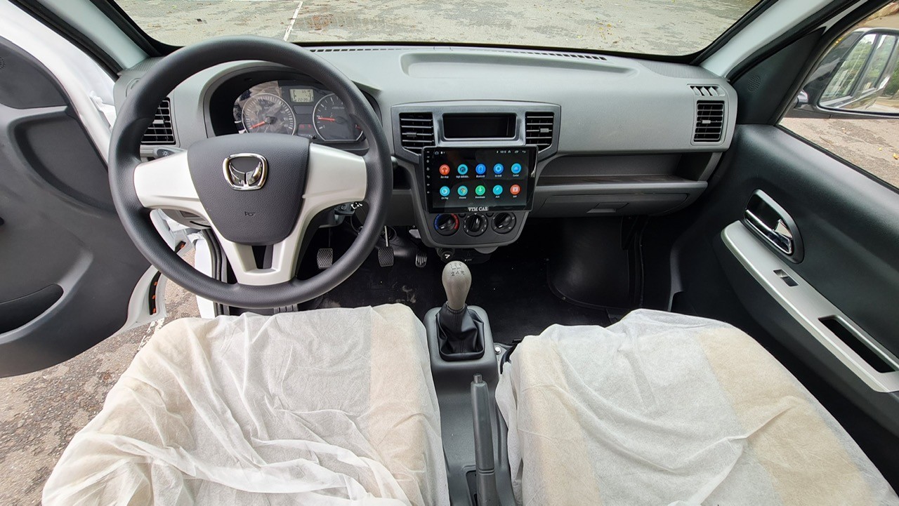 Imagem interior da carrinha Kenbo 800Kg com toldo de asa de gaivota com equipamentos convenientes.