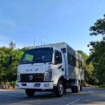 alt text: Hình ảnh xe tải Chiến Thắng 3.5 tấn trường lái, màu trắng, thùng xe có ghế ngồi cho học viên.