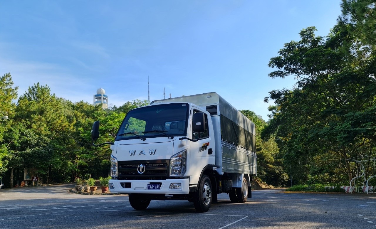 alt text: Hình ảnh xe tải Chiến Thắng 3.5 tấn trường lái, màu trắng, thùng xe có ghế ngồi cho học viên.