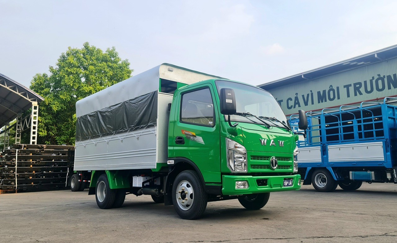 教習車の荷台の様子。二列の座席が設置されている。