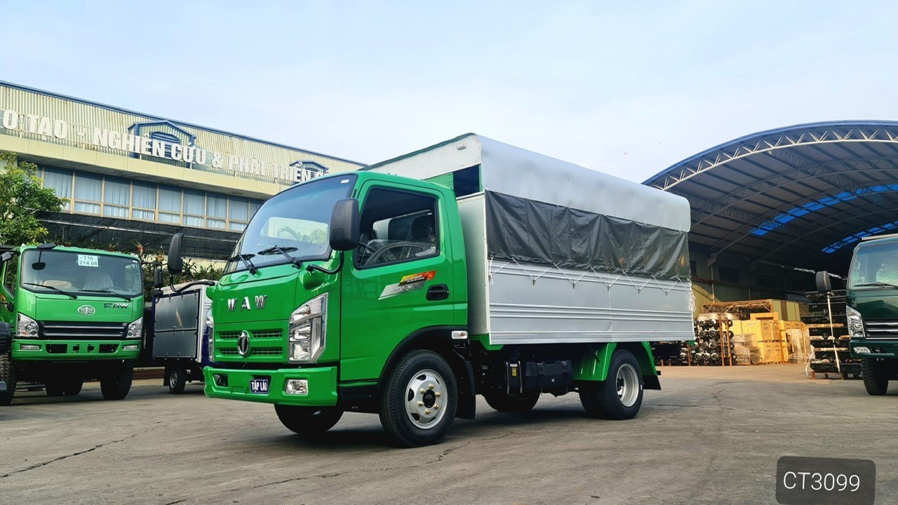 正面から見た白い chiến thắng 3.5トン 教習車。