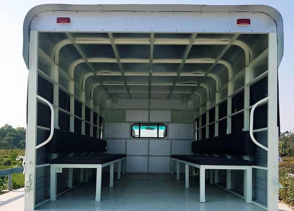 chiến thắng 3.5トン 教習車の荷台。教習生用の二列の座席が設置されている。