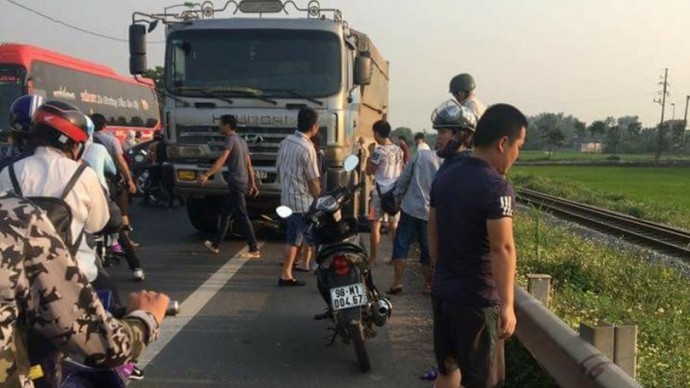 alt text: Hiện trường vụ tai nạn giao thông khiến 2 anh em tử vong