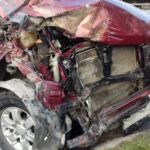 Phần đầu xe bán tải biến dạng hoàn toàn sau cú tông mạnh vào xe tải trên đường Ecopark.