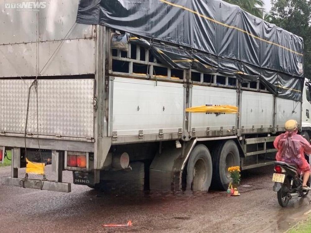 Hiện trường vụ tai nạn xe tải lùi cán chết mẹ và con tại Phú Yên.