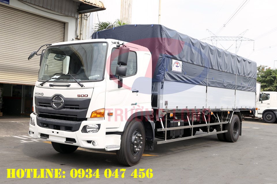 alt: Hình ảnh so sánh Hino FG và Isuzu FVR