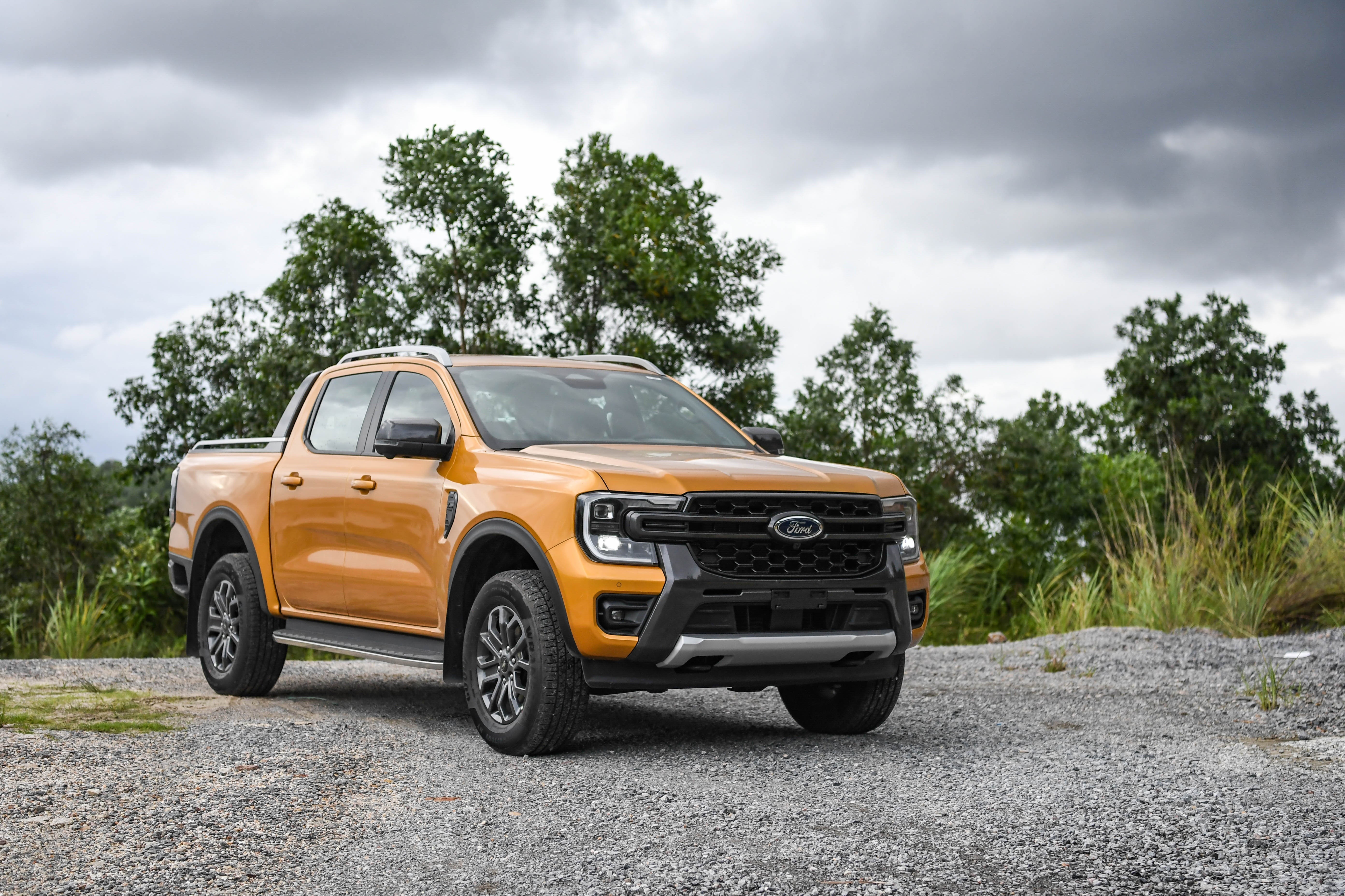 Ford Ranger Wildtrak và Nissan Navara Pro4X đối đầu trực diện trong phân khúc xe bán tải trên 1 tỷ đồng