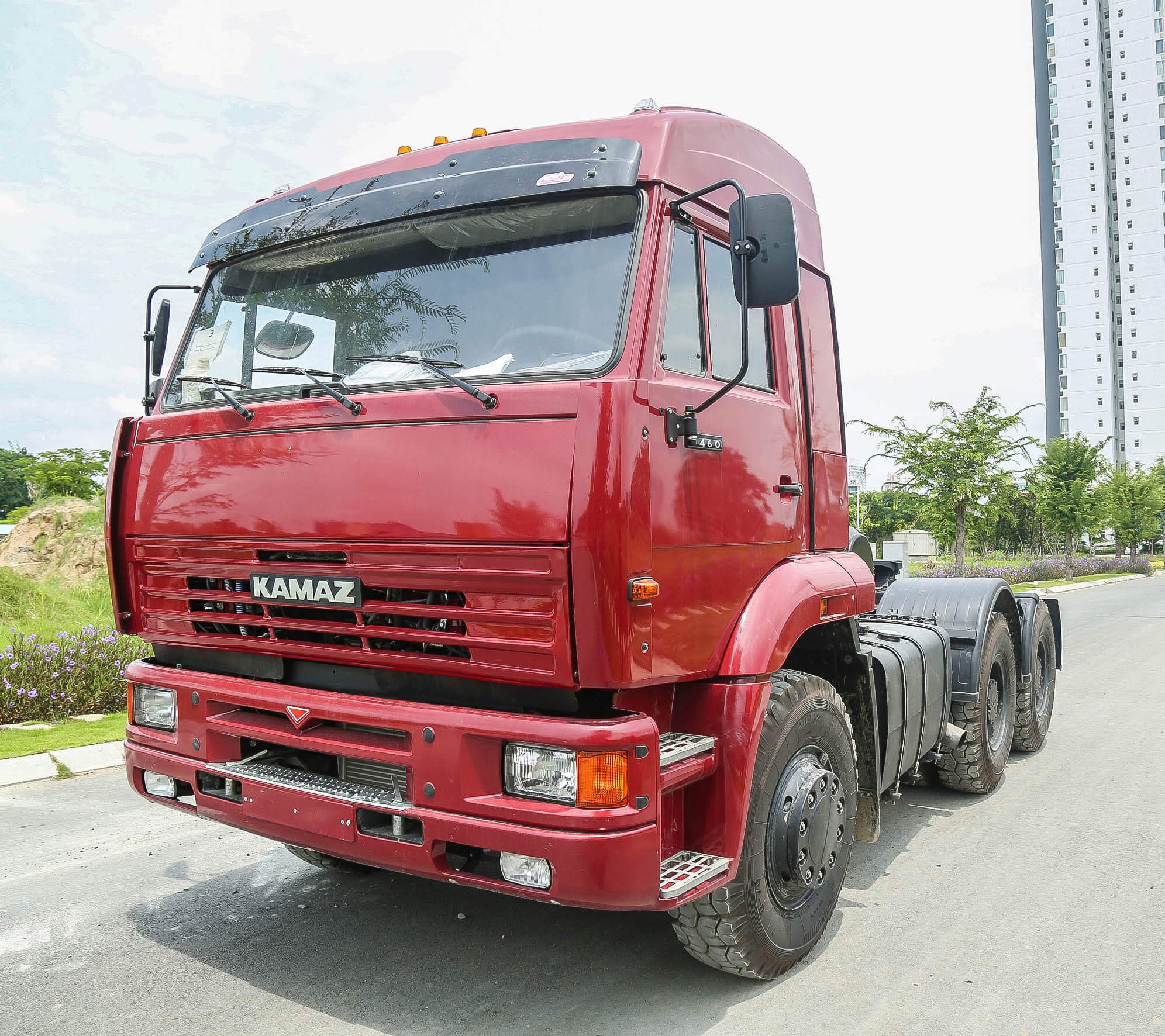 Xe đầu kéo Kamaz 6460 sức kéo 52 tấn mạnh mẽ