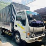 Xe tải thùng kín chở hàng hóa
