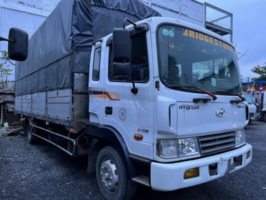 Camion de 5 tonnes avec benne bâchée