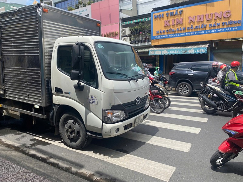 Hiện trường vụ xe tải lùi cán chết người trên đường Nguyễn Kiệm, Phú Nhuận, TPHCM ngày 7/9/2024, gây ùn tắc giao thông.