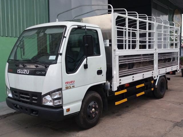 Wnętrze kabiny samochodu ciężarowego Isuzu 1.9 tony z widoczną deską rozdzielczą i siedzeniami