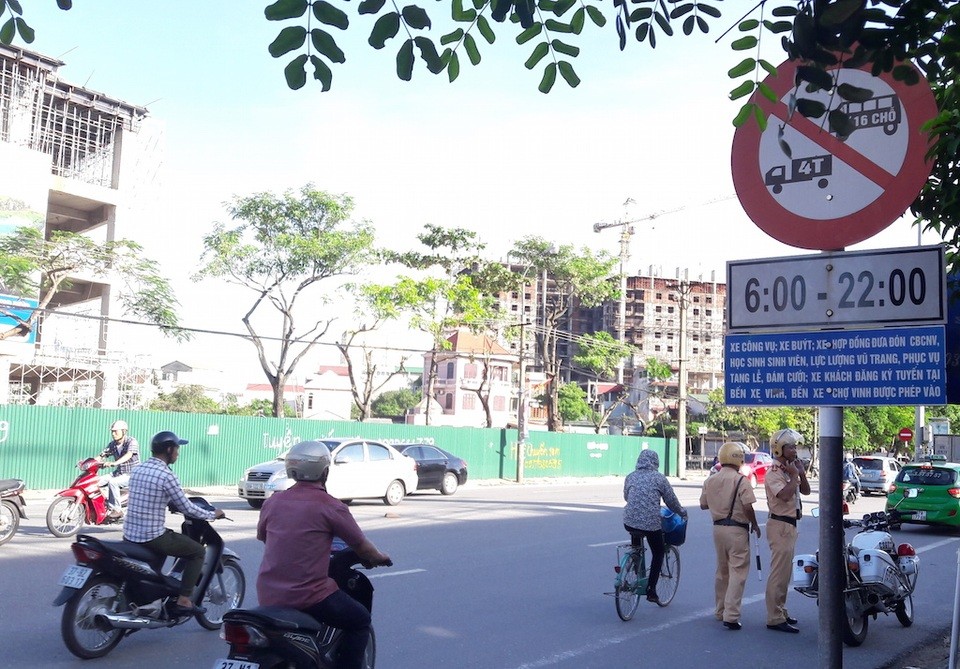 Biển báo giao thông báo hiệu trên đường Lê Lợi (TP. Vinh, Nghệ An) mà ông Anh cho rằng mình không vi phạm nên đã quyết định khởi kiện CATP Vinh ra tòa.