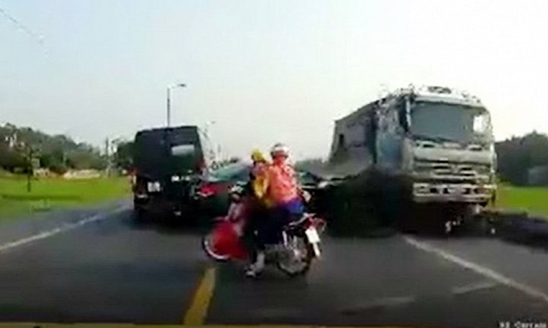 Chiếc xe tải lấn làn đâm thẳng vào xe máy làm hai người chết