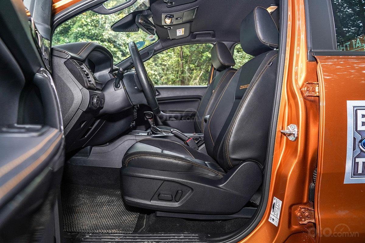 Bancos revestidos em couro e tecido combinados com costuras laranja no Ford Ranger Wildtrak 4x4 2019