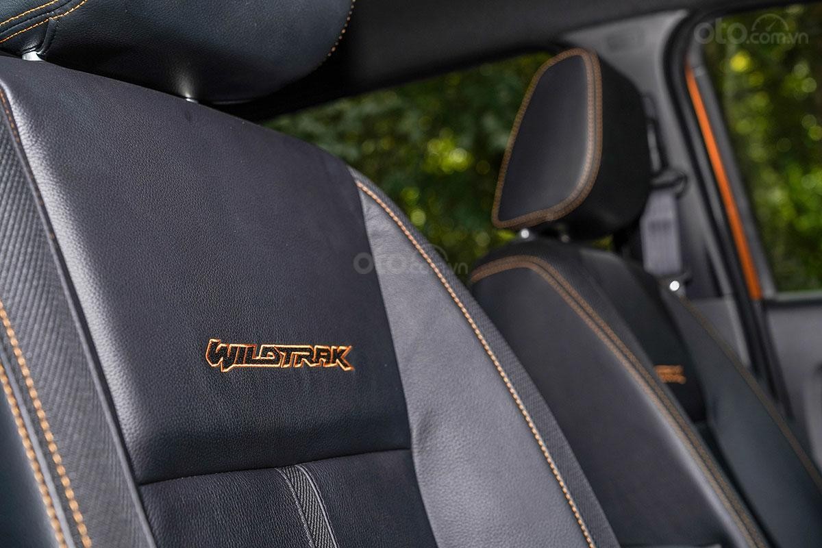 Detalhes das costuras laranja no apoio de braço do banco traseiro do Ford Ranger Wildtrak 4x4 2019