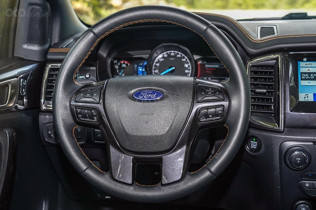 Volante de 3 raios revestido a couro com botões de controlo integrados no Ford Ranger Wildtrak 4x4 2019