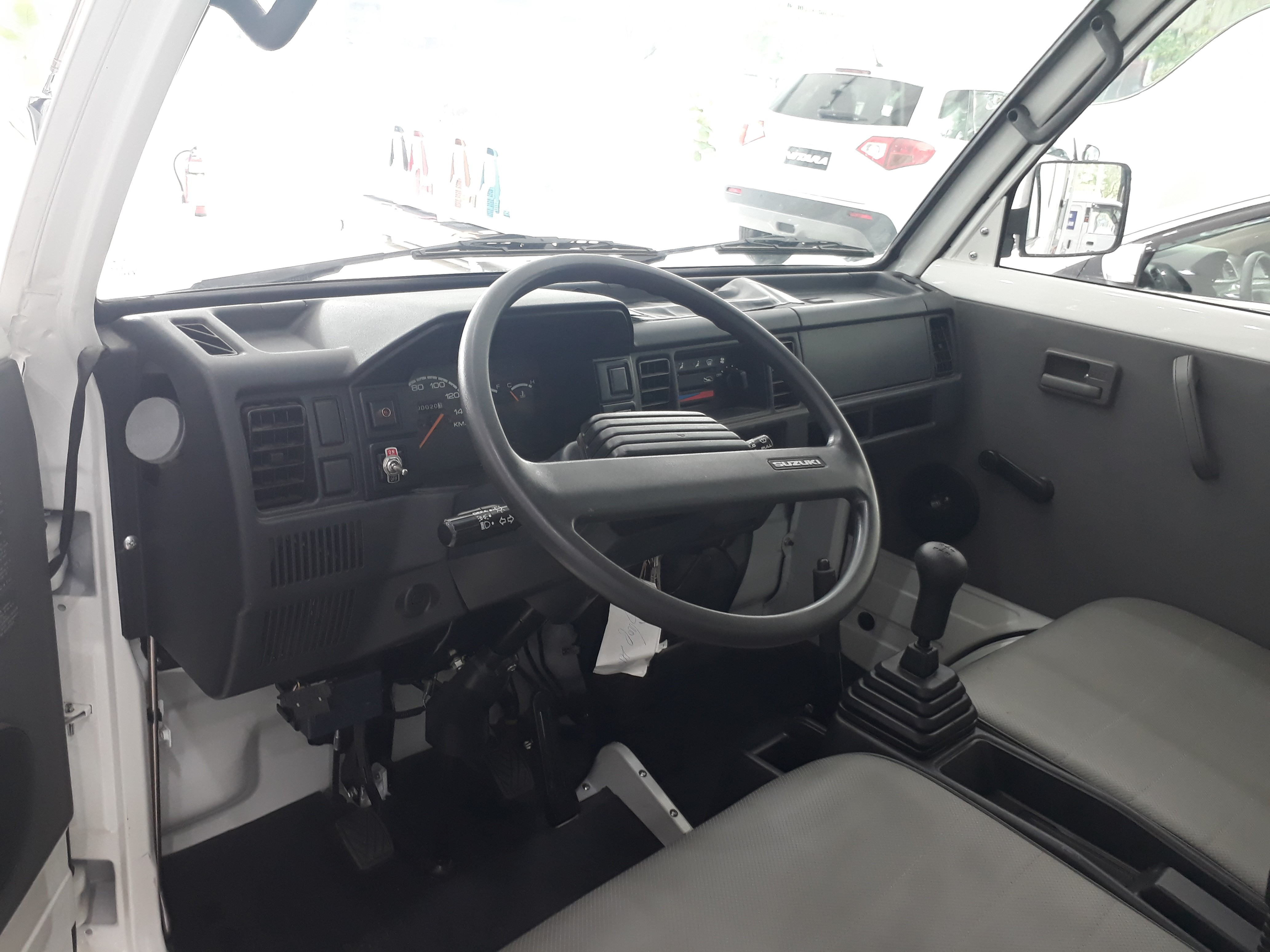 Espaço interior da cabine da Carrinha Suzuki Carry Truck 650kg