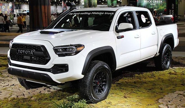 Toyota Tacoma Limited, esterno argento, design robusto e affidabile