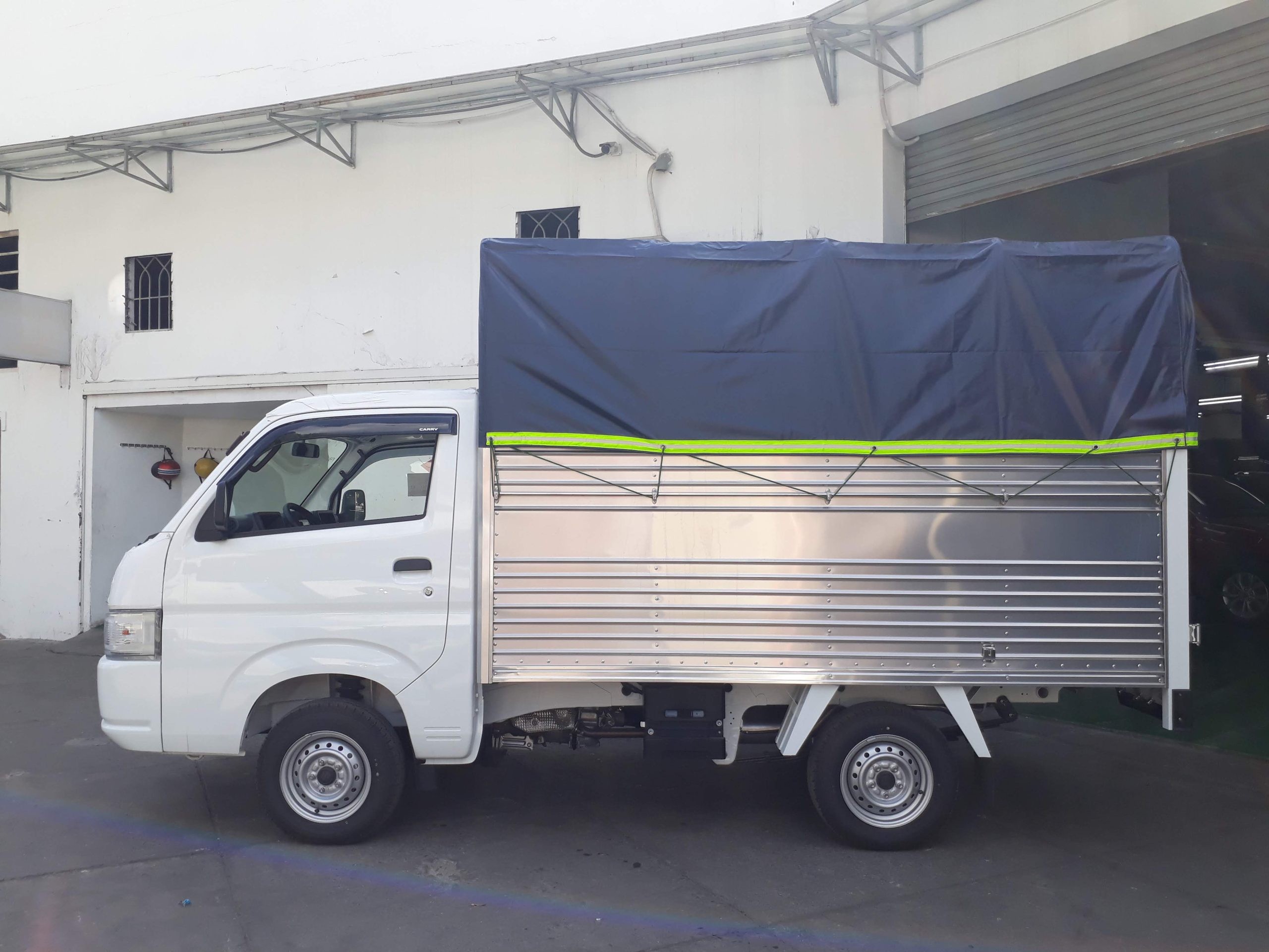 Imagem do camião Suzuki Carry Pro com caixa de lona