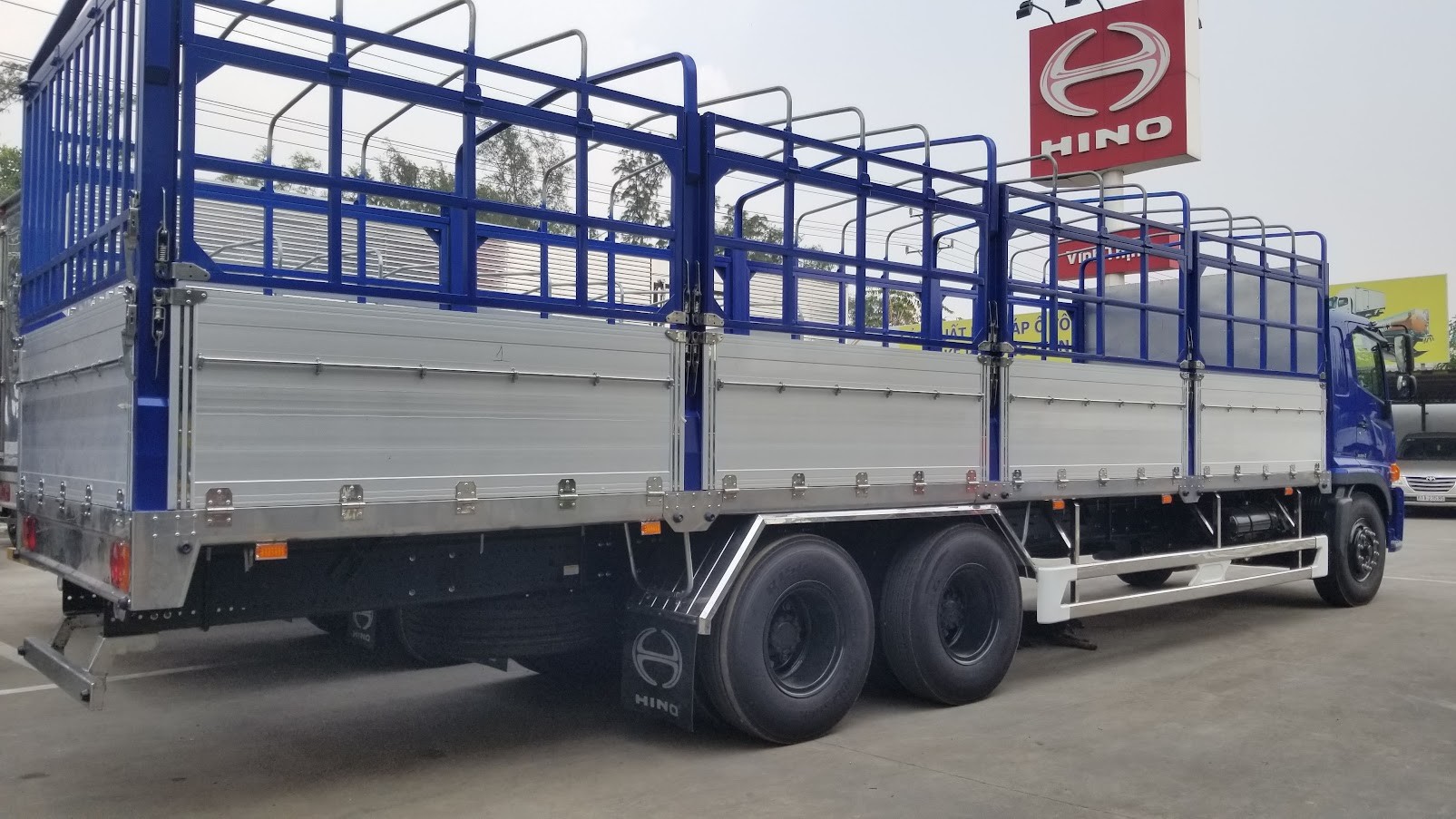 รถบรรทุก Hino 15 ตัน กระบะผ้าใบ ขนส่งสินค้าบนท้องถนน