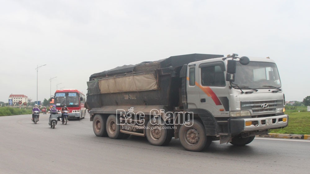alt text: Xe tải chở đất vi phạm luật cấm xe tải