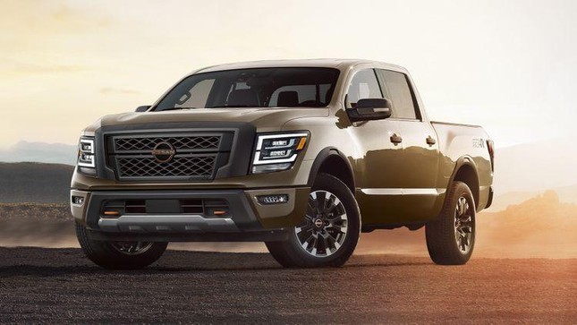 Nissan Titan Platinum Reserve, esterno nero con dettagli cromati, ampio cassone e cerchi in lega