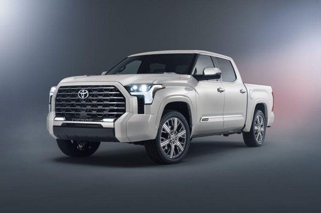 Toyota Tundra Capstone, esterno grigio scuro, dettagli cromati e cerchi in lega