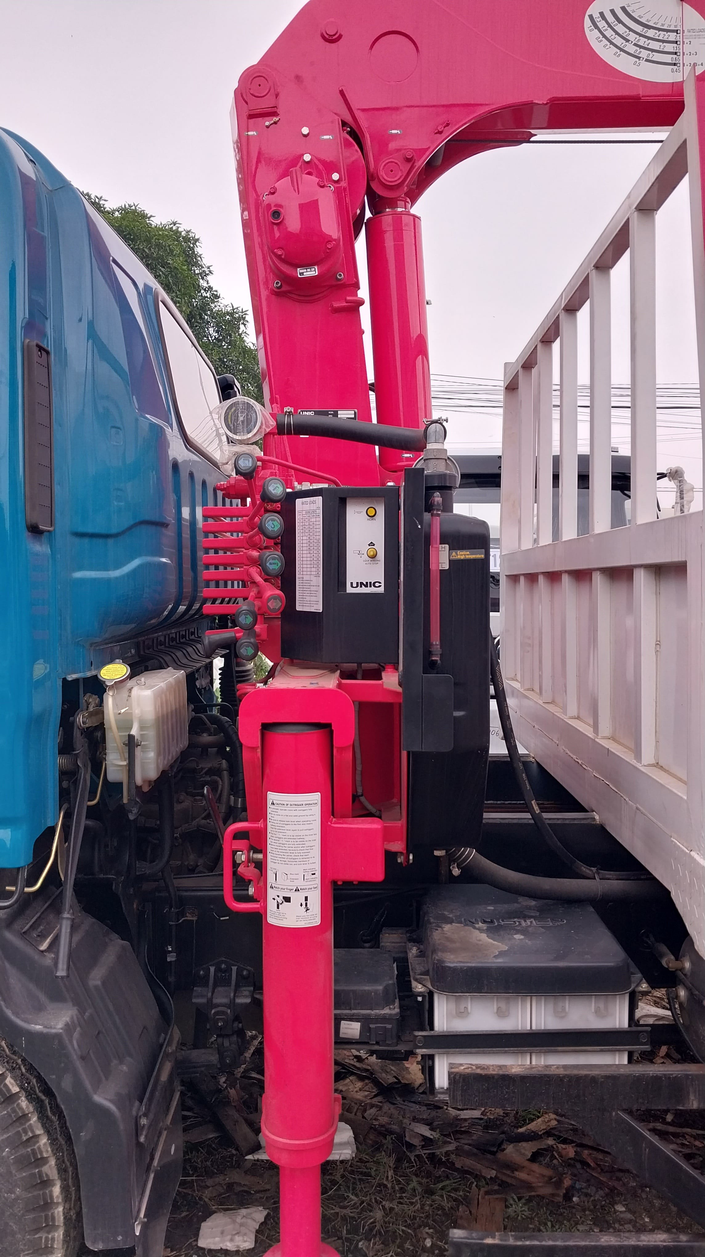 Autocarro Ollin S720 con gru Unic da 3 tonnellate a 5 sezioni con cabina spaziosa