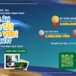 Hình ảnh minh họa về sự vất vả của tài xế xe tải trên đường dài, thể hiện qua ánh mắt mệt mỏi nhưng vẫn kiên định, phía sau là chiếc xe tải đang bon bon trên đường cao tốc.