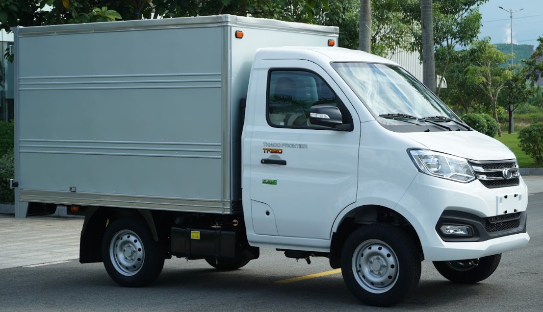Biała ciężarówka Kia Frontier K150 z zamkniętą skrzynią ładunkową, widok z boku