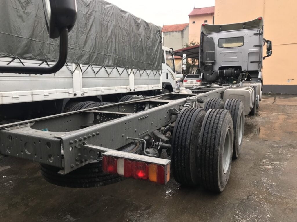 Chassis van de Howo 4-assige vrachtwagen met A7-cabine uit 2020