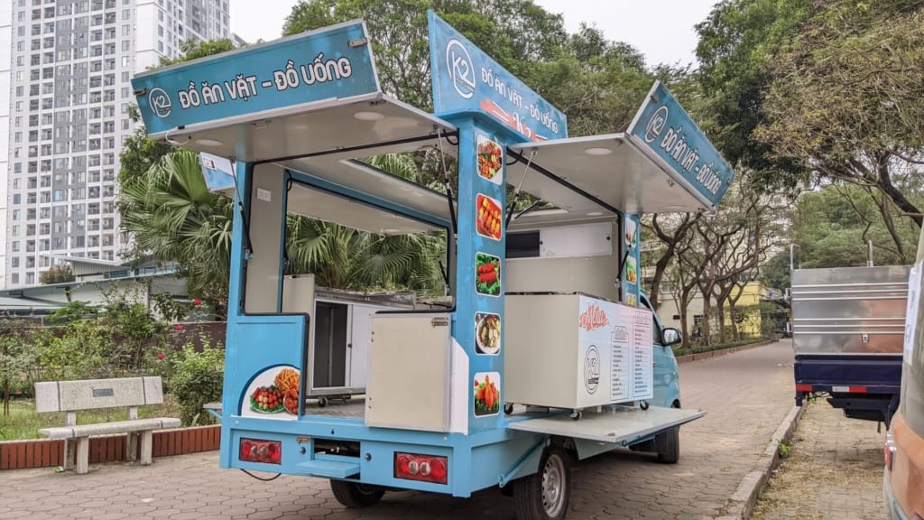 alt text: Xe tải bán hàng lưu động Dongben T30 với thùng mở